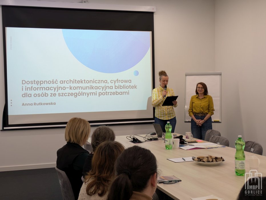 Biblioteka Gorlice, Szkolenie o odstępności dyrektor biblioteki w Gorlicach – Joanna Kalisz-Dziki wita bibliotekarzy i prowadzącą szkolenie Annę Rutkowską